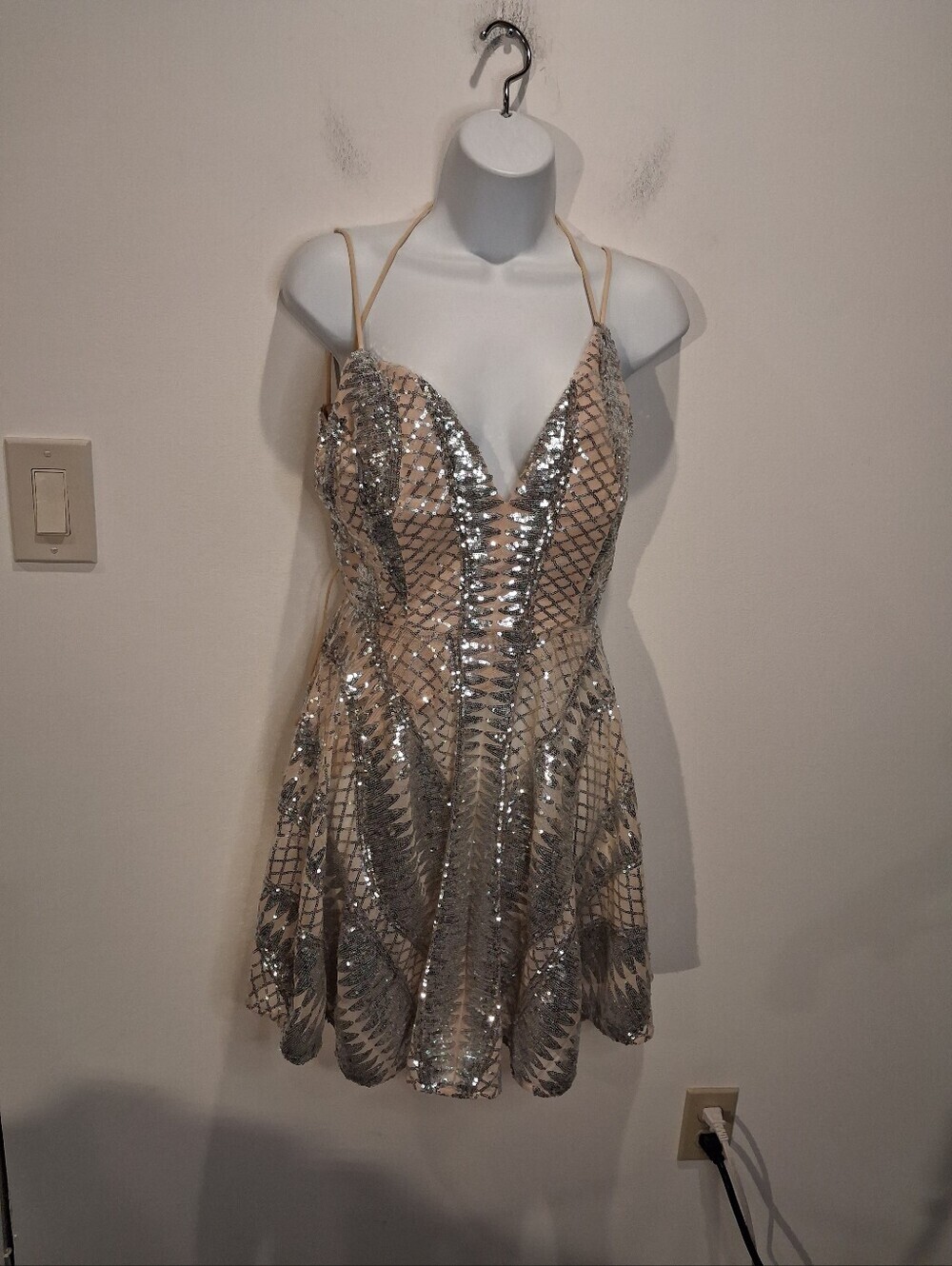 New Windsor Size L Jocelyn Damask Sequins Cocktail Dress Nude/silver